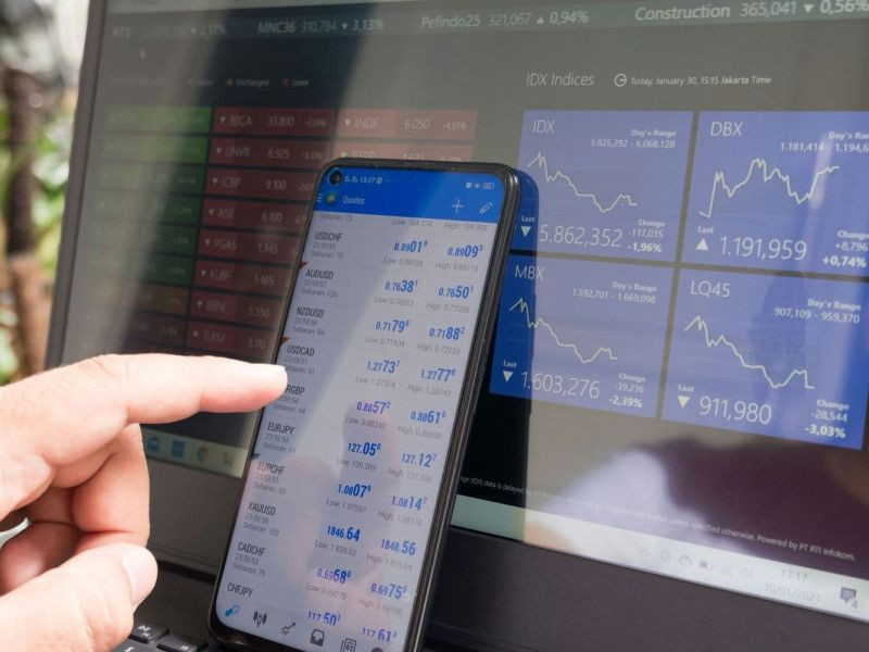 Валютные торги в России: где и с кем зарабатывать на разнице курсов