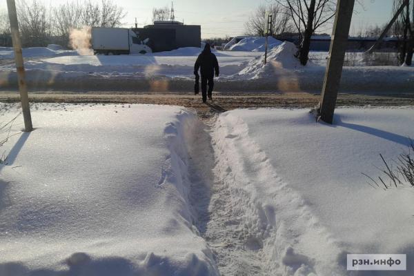 Снегоборьба без шанса на удачу? Как в Рязани чистят тротуары — репортаж