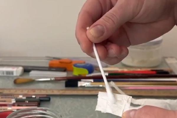 Рязанцам показали процесс реставрации музейного экспоната 1942 года