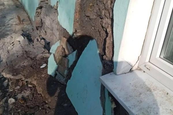 Два аварийных дома в Рязанской области ждут расселения после обрушения стены