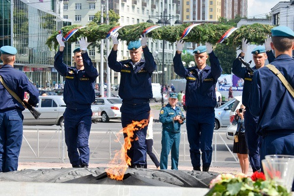 После ночной акции памяти в Рязани возложили цветы к монументу Победы. Фоторепортаж