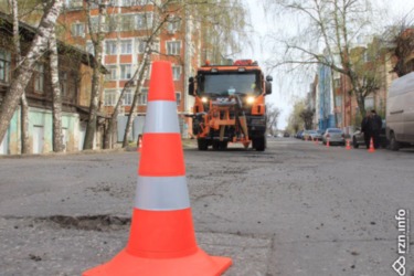 В Рязани начали ремонтировать дороги патчером. Фото