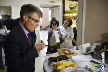 Олег Булеков попробовал рязанский пумперникель. Фото Олег Булеков попробовал рязанский пумперникель. Фото
