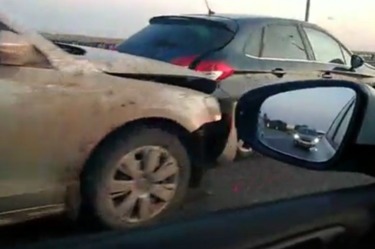 На Солотчинском мосту столкнулись «Фольксваген» и «Пежо». Видео