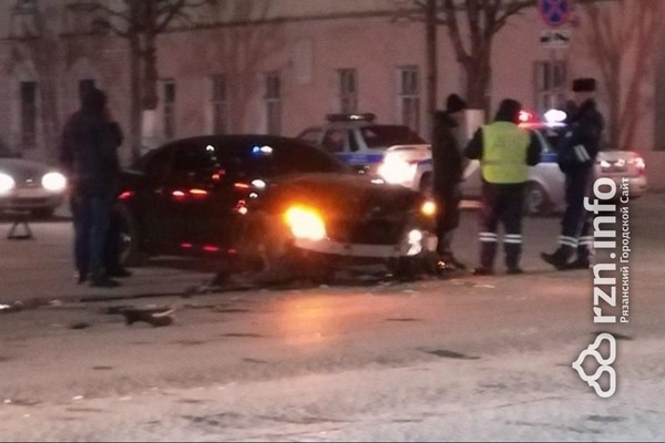 В центре Рязани BMW столкнулась с внедорожником. Фото