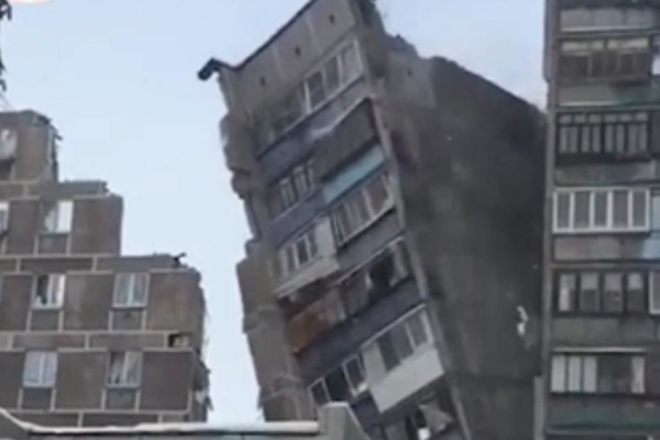 В Магнитогорске снесли поврежденную взрывом стену дома. Видео
