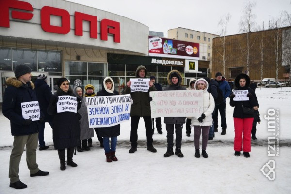 «Хотим парк, а не высотки». Рязанцы вышли на пикет против возведения многоэтажек на месте артезианских скважин «Хотим парк, а не высотки». Рязанцы вышли на пикет против возведения многоэтажек на месте артезианских скважин