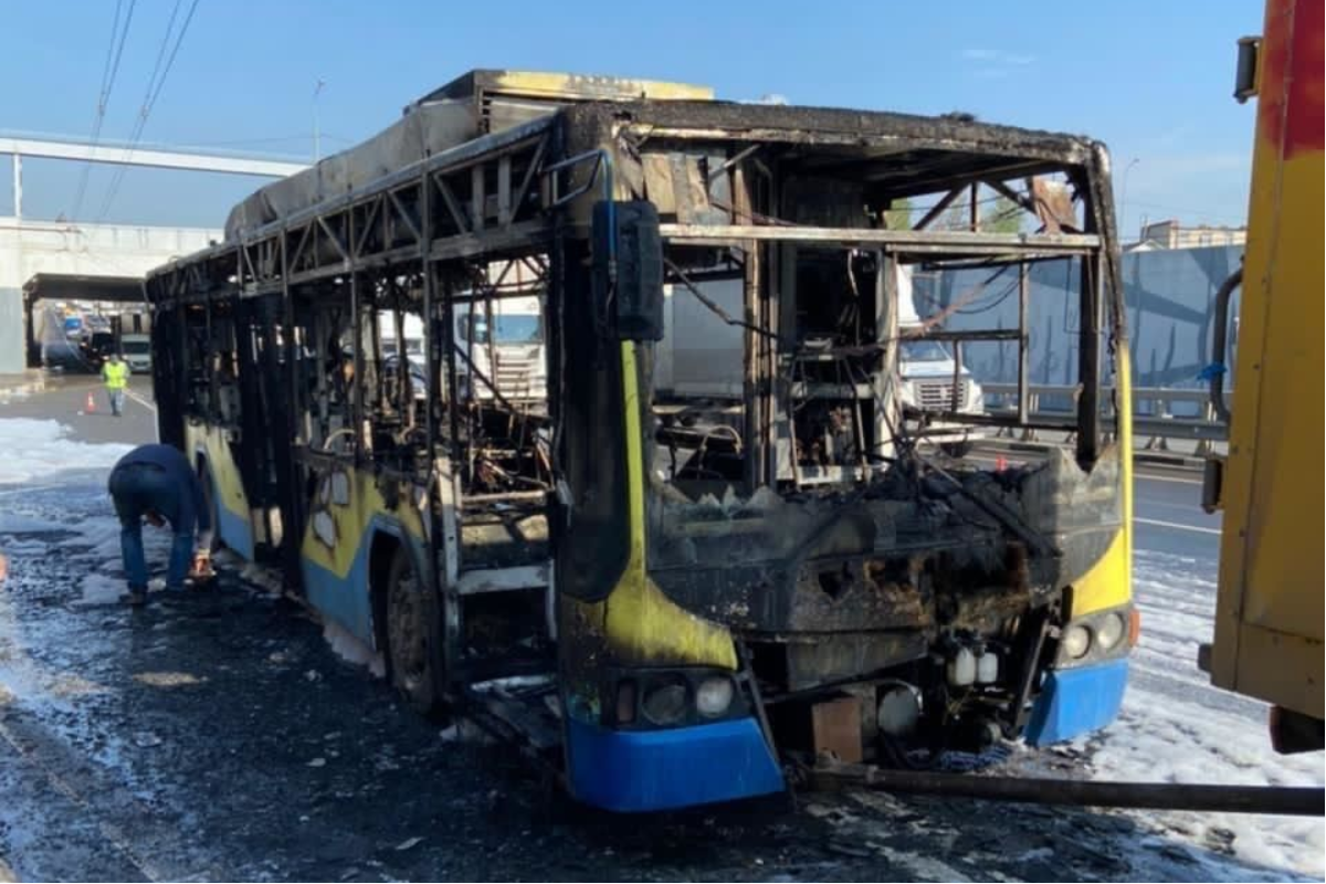 сгорел троллейбус в кирове. сгорел троллейбус. сгорел троллейбус. сгорел троллейбус сегодня. в рязани сгорел троллейбус.