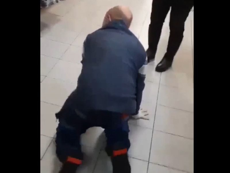 В поликлинике под Оренбургом инвалид полз к врачу на четвереньках
