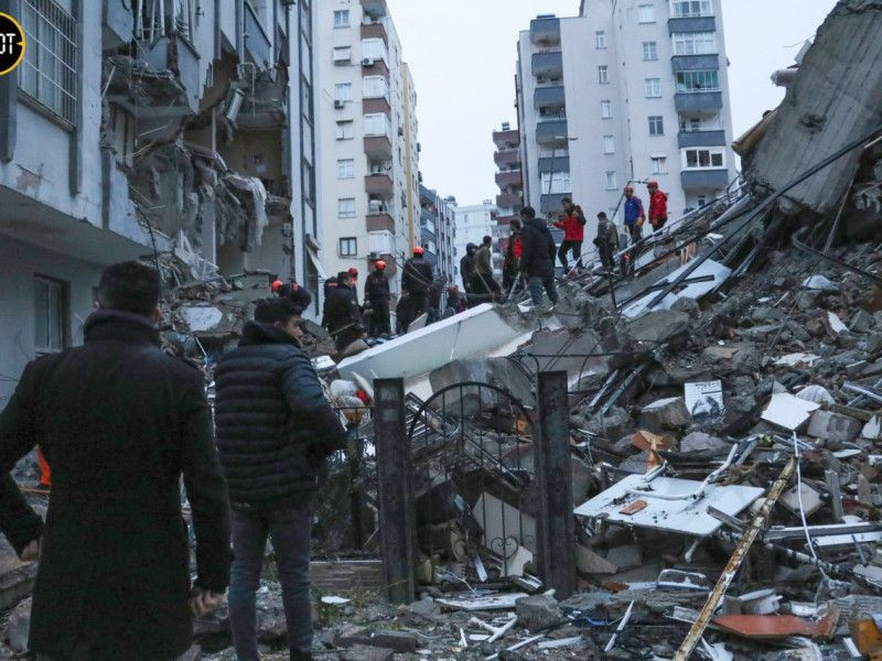 Число жертв землетрясения в Турции и Сирии превысило 1200 человек Число жертв землетрясения в Турции и Сирии превысило 1200 человек