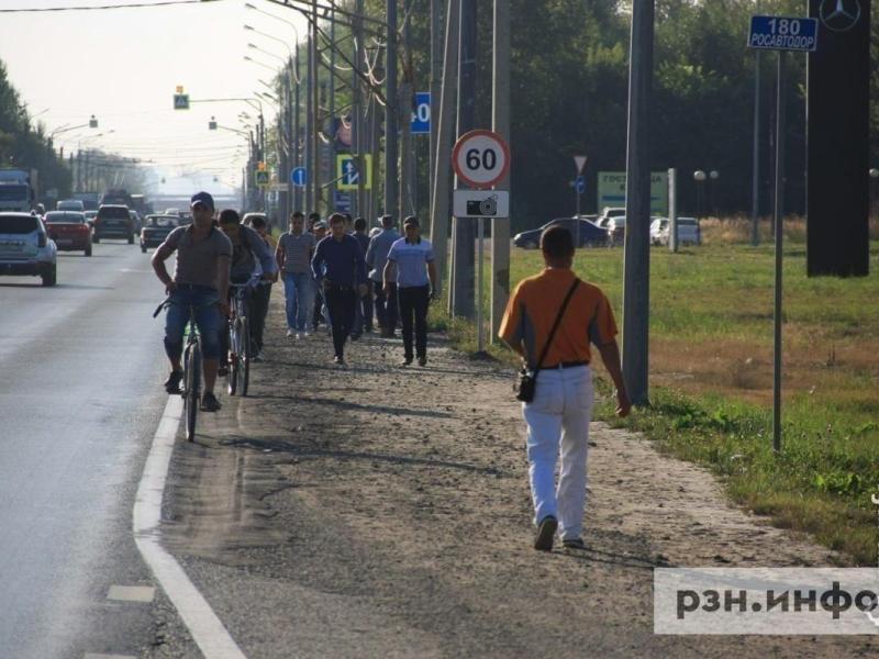 В России предложили научить мигрантов нормам общения с женщинами