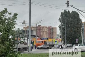 В Рязани столкнулись грузовик и иномарка