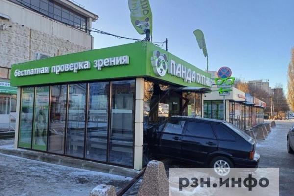 В Рязани легковушка протаранила торговую палатку