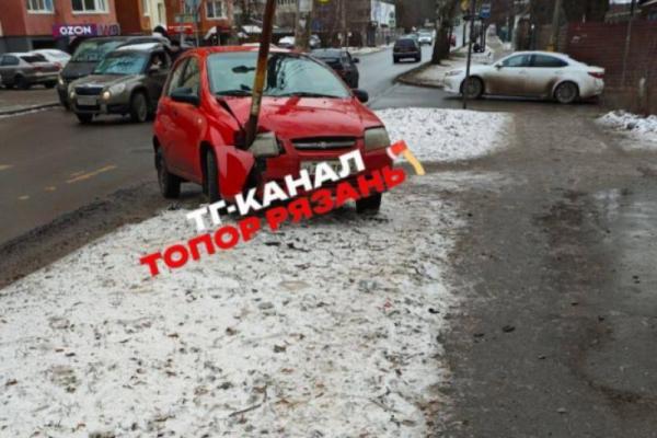 В Рязани легковушка въехала в дорожный знак