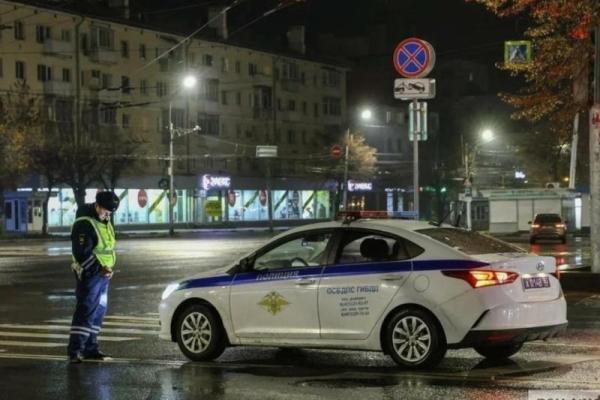 В Рязани водитель едва не сбил женщину с ребенком на пешеходе — его разыскивают очевидцы