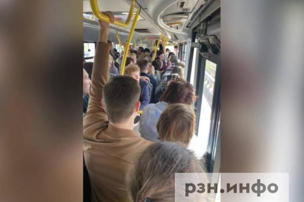 Рязанка показала переполненный людьми автобус и пожаловалась на работу транспорта