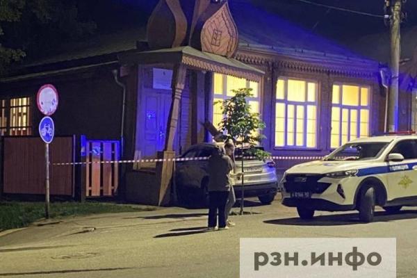 В детском центре прокомментировали ночное ДТП машины с их крыльцом в Рязани