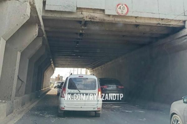 Из-за ДТП на путепроводе в Рязани образовалась пробка