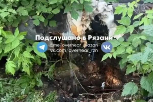 Рязанцы заметили прорыв трубы между жилыми домами