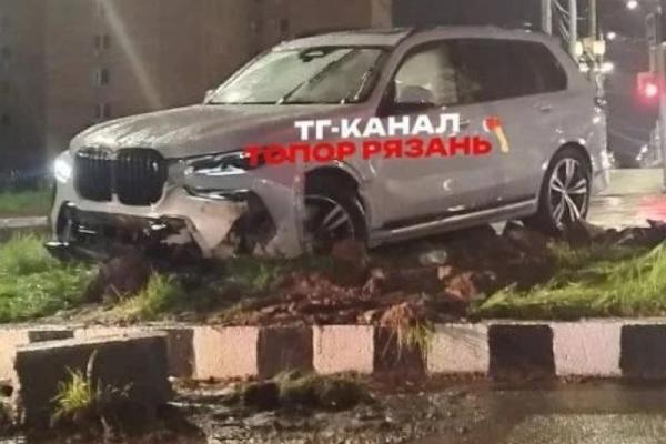 В Рязани на Первомайском проспекте BMW врезался в бордюр