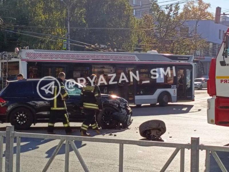 В Рязани столкнулись два автомобиля, на месте работают экстренные службы