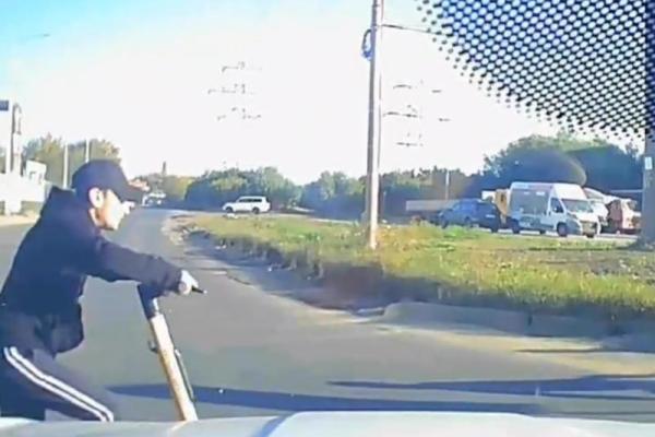 В Рязани самокатчик едва не попал под колеса автомобиля