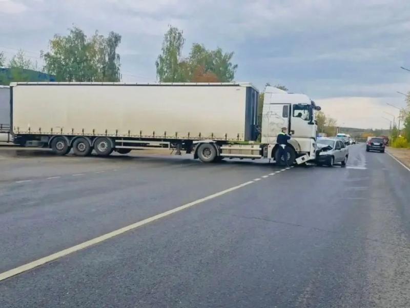 Годовалый ребенок и двое взрослых пострадали в ДТП с грузовиком в Рязани