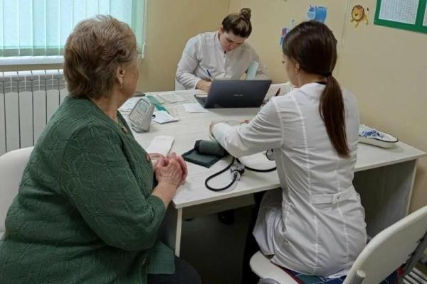 Трех жителей Рязанской области отвезли в стационар после выездного приема врачей
