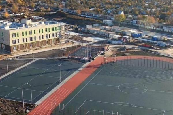 У новой школы в Семчине достроили спортивную зону