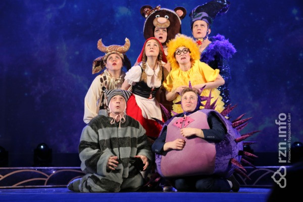 Коварный капитан ЗУМ и бесстрашные мсТЮЗители. Рязанские артисты провели театральный капустник