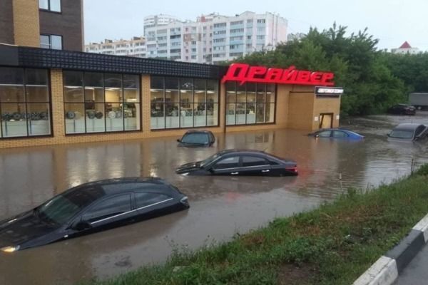 Директор уничтоженного стихией магазина автозапчастей «Драйвер» показал последствия потопа