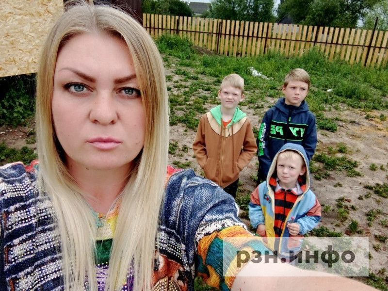 После жалоб в СМИ и вмешательства Бастрыкина многодетной матери из Рязани выделили участок с землей из кладбища