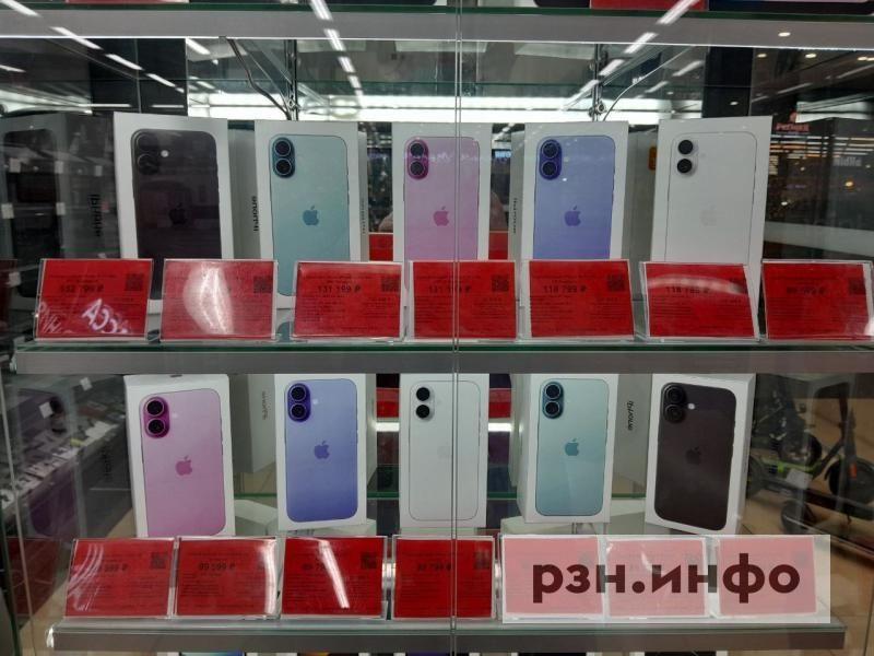 «Бракованные» айфоны за стеклом. Как продавцы в Рязани обходят запреты на продажу техники без российских приложений?