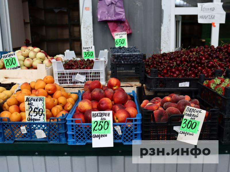 Обзор цен на сезонные фрукты и ягоды на рынке в Рязани